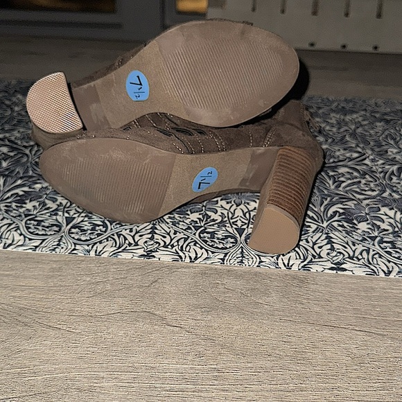 Women’s 7.5 Carlos Santanas Brown High Heals - Picture 2 of 3